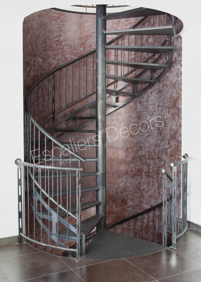 Photo DH86 - Marches caisson Nanoacoustic® tôle striée sur escalier intérieur hélicoïdal.
